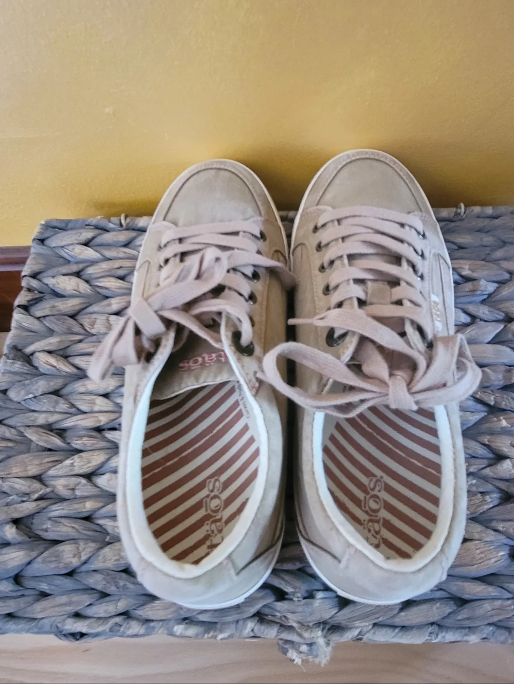 Taos Sz 7 Casual Beige Suede Lace-Up Sneakers - Picture 5 of 9